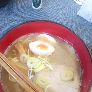 インスタントの醤油ラーメンで、魚介豚骨ラーメン風！